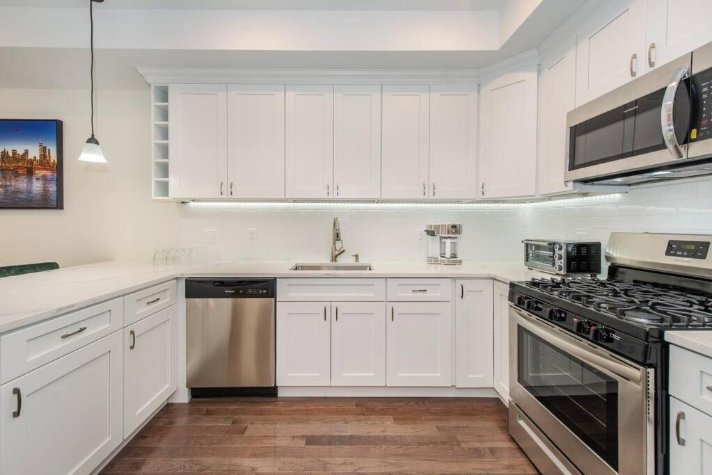 Stylish Chic Condo Nyc At Fingertips North Bergen Exterior foto